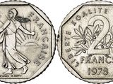 gros plan d'une pièce de monnaie sur laquelle figure une femme