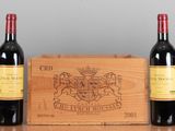 plusieurs bouteilles de vin sont alignées sur une table