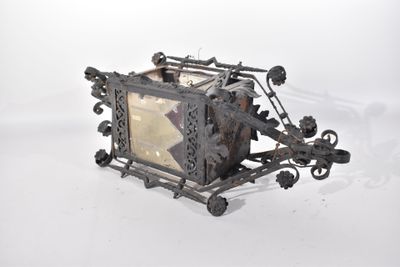 une petite boîte en métal contenant une horloge