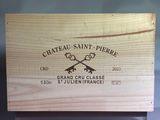 une boîte en bois sur laquelle est apposée une étiquette portant l'inscription « Château Saint-Pierre »