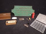 un grand nombre d'objets posés sur une table