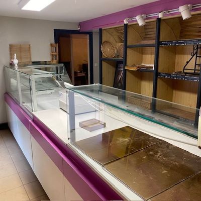 une vitrine en verre au milieu d'un magasin