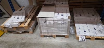 de nombreuses caisses empilées sur des palettes dans un entrepôt
