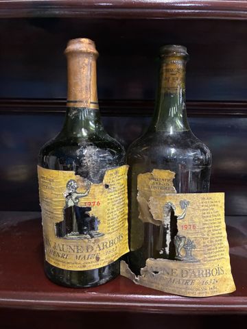 2 bouteilles Vin Jaune d'Arbois, 1976, Henri Maire 1632. Étiquett...