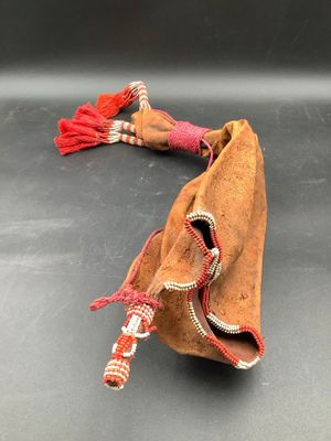 Sac tribal Africain en peau de chèvre à décor de perles et d…