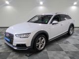 l'audi suv blanc est garé sur un carrelage à carreaux