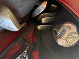 un sac contenant des clubs de golf et une balle de golf