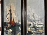 Deux tableaux représentant des bateaux sont accrochés au mur d'une pièce.