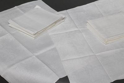 beaucoup de serviettes blanches posées sur une table