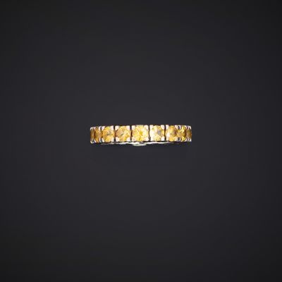 une bague en or sertie de diamants taille carrée sur fond noir