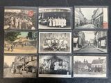 plusieurs vieilles photographies en noir et blanc représentant des personnes dans une ville