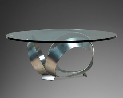 une table en verre avec un piètement en métal et un plateau circulaire en verre