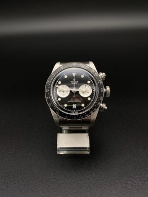 gros plan d'une montre sur une surface noire