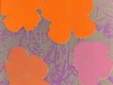 trois fleurs orange et une rose sur fond violet
