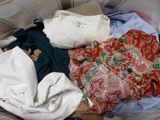 un sac rempli de vêtements, avec un ours en peluche à l'intérieur