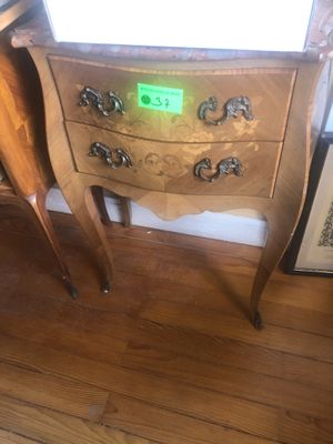 une petite table sur laquelle est posée une lampe
