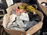 une boîte en carton remplie de vêtements et d'autres objets