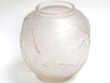 un vase en verre transparent orné d'un motif
