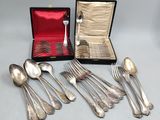 de nombreuses cuillères en argent et des cuillères dans un coffret