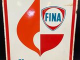 une vieille enseigne en tôle arborant un logo rouge et blanc
