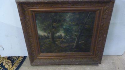 une peinture à l'huile représentant un paysage boisé, dans un cadre en bois
