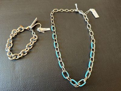 un gros plan d'un collier et d'un bracelet posés sur une table