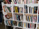 une étagère contenant de nombreux livres dans une pièce