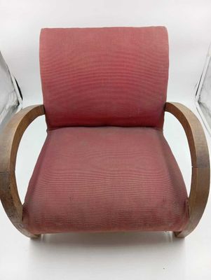 une chaise rouge posée sur une surface blanche