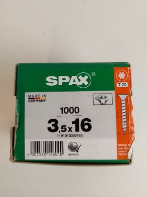une boîte de vis posée sur une surface blanche