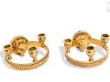 paire de bougeoirs plaqués or à têtes de lion