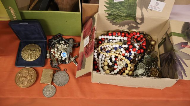 Lot comprenant : boîte de boutons, bijoux fantaisie, ensemble d’o...
