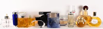 de nombreux parfums différents sur une étagère