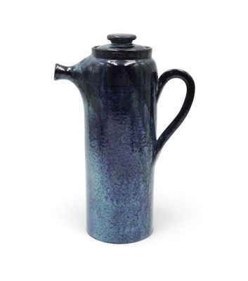 une image représentant une cafetière bleue et noire