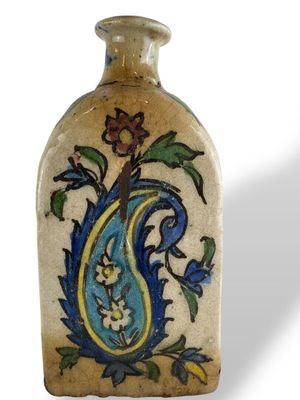 Flacon en céramique émaillée du XVIIIe ou XIXe siècle, décor…