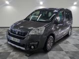 la camionnette grise est garée sur un sol en damier dans le garage