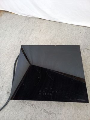 un ordinateur portable noir posé par terre