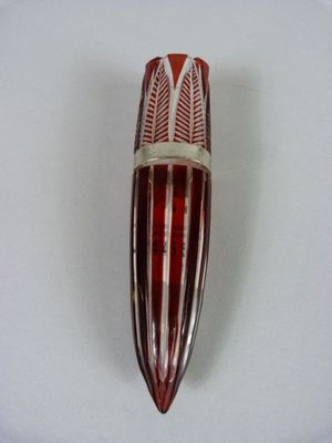 une image représentant une brosse à dents rouge et blanche posée sur une surface blanche