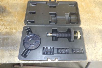 une photo d'une boîte à outils posée sur une table