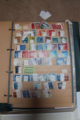 une photo d'un classeur sur lequel sont collés des timbres