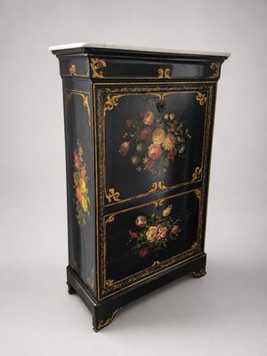 une image représentant une armoire noire sur laquelle sont peintes des fleurs