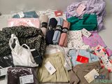 beaucoup de vêtements et des vêtements posés sur une table