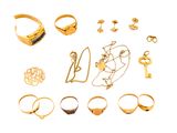 de nombreuses bagues et colliers en or sur fond blanc