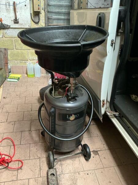 Un récupérateur d'huile mobile LURO à cuve de 70 litres (bol…