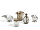 cinq vases en verre différents et un vase en argent sur fond blanc