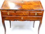 un petit bureau en bois muni de deux tiroirs