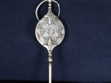cuillère plaquée argent, ornée d'un motif sur fond noir