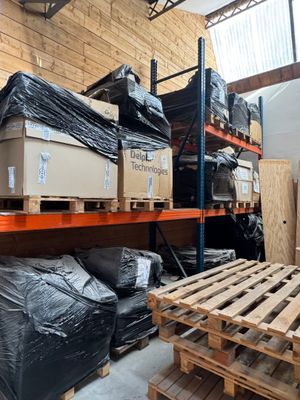 Les cartons et les palettes sont empilés sur des palettes dans un entrepôt