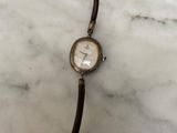 une photo d'une montre-bracelet posée sur une surface en marbre