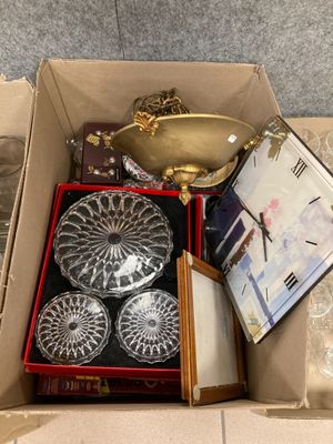 une boîte contenant une horloge et d'autres objets