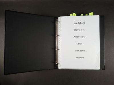 1 classeur noir de 119 lettres et cartes sur les stations dé…